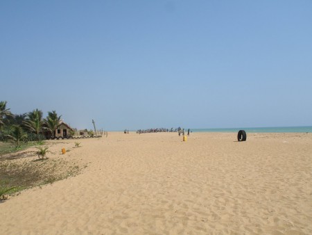 l'hotel est à gauche de la photo...