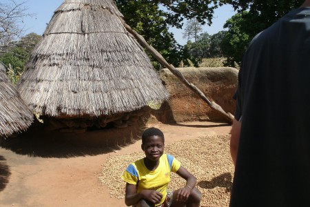 Ils font sêcher des haricots, de l'arachide, du mais, du tabac... qu'ils stockeront dans le grenier derrière