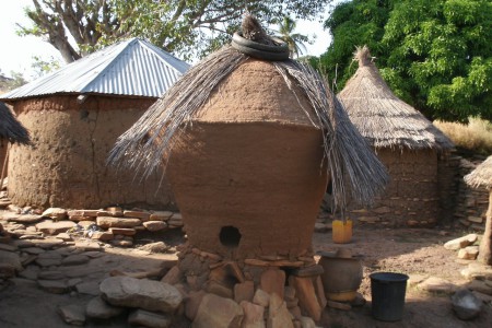 Au milieu des cases, un grenier