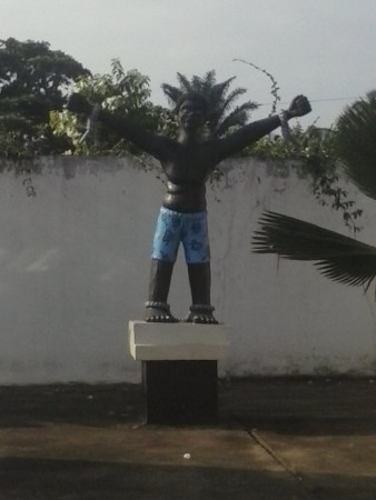 une statue juste à coté