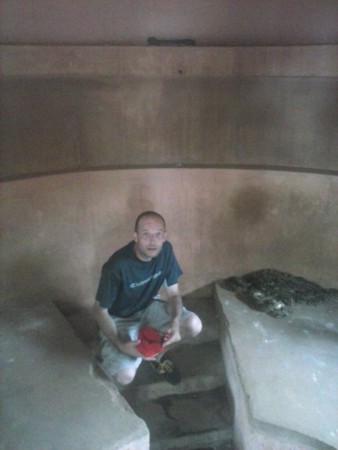 il y a une cinquantaine de pythons dedans