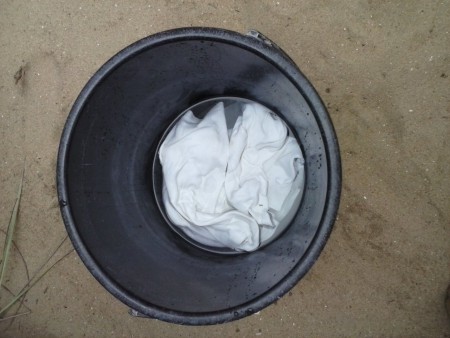 On fait tremper les teeshirts dans l'eau