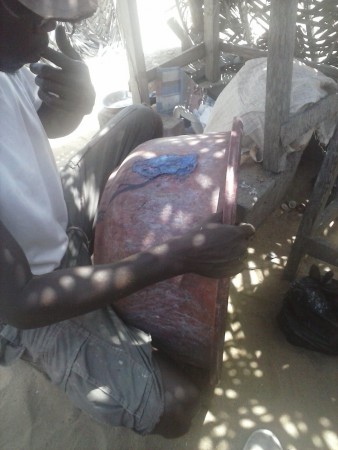 il fait fondre du plastique pour boucher le trou