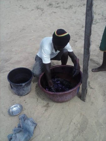 On mélange les pigments avec l'eau chaude 